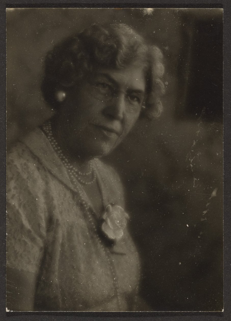 Frau mit weißer Blume und Perlen von Louis Fleckenstein