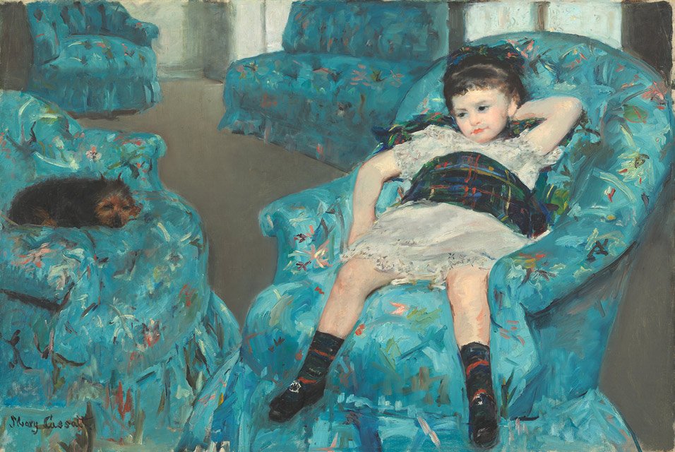 Kleines Mädchen in einem blauen Sessel von Mary Cassatt