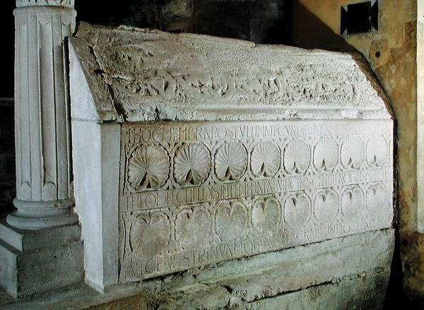 Das Kenotaph der Äbtissin Theodechilde in der Grabkrypta von Merovingian