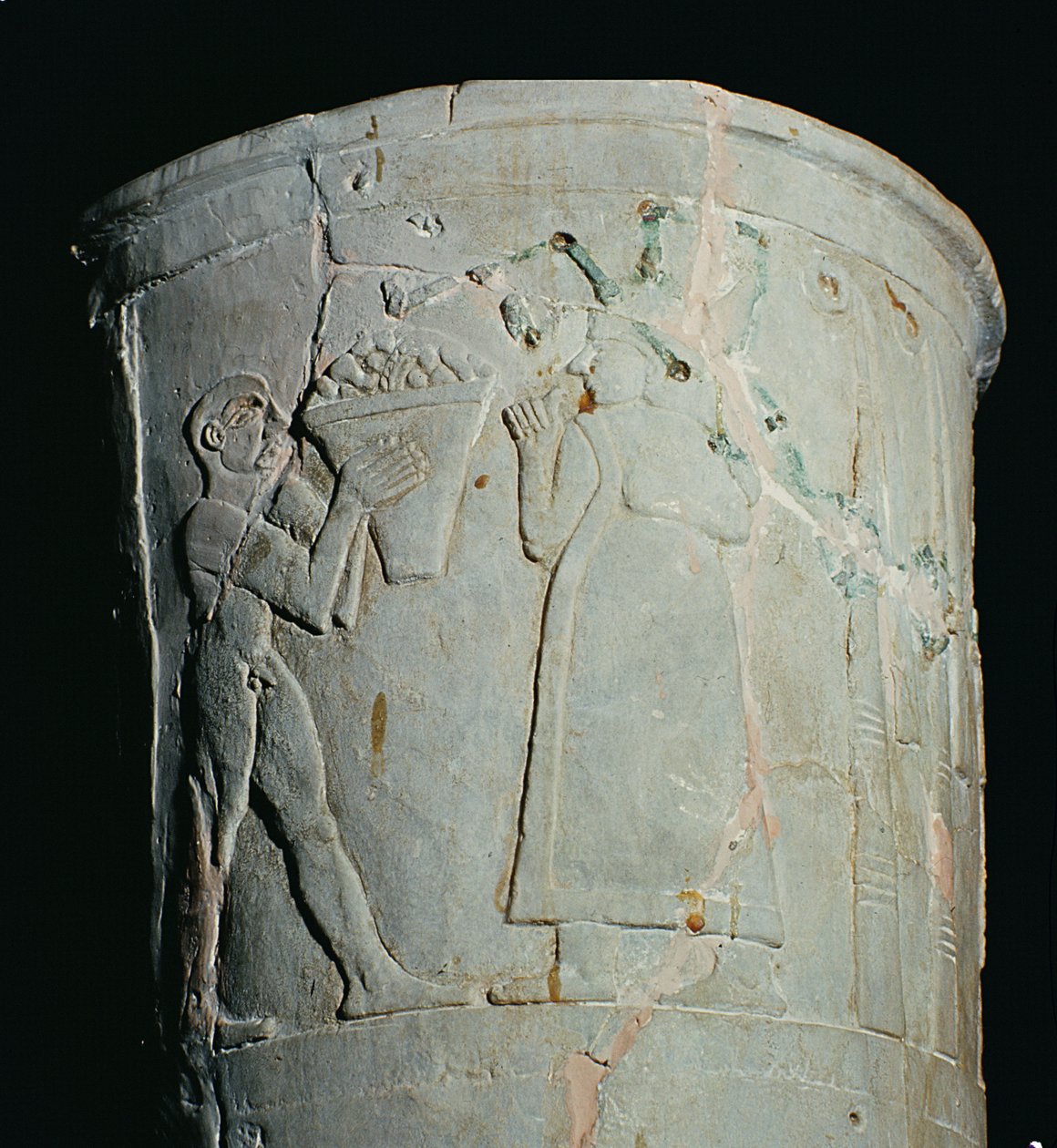 Vase mit Darstellung eines Mannes, der eine Schale mit Früchten trägt (Irdenware) von Mesopotamian