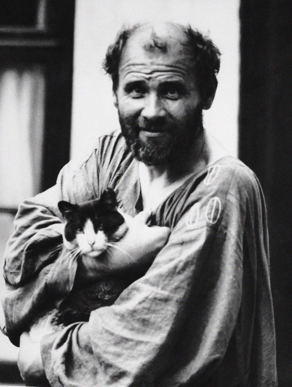 Gustav Klimt mit einer Katze, 1911 von Moritz Nähr