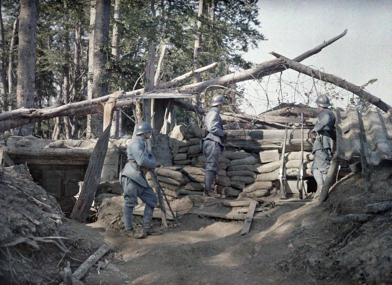 Ein französischer Beobachtungsposten mit drei Soldaten in einem mit Holzbalken und Sandsäcken verstärkten Schützengraben nahe den deutschen Linien, Hirtzbach, Département Haut-Rhin, Elsass, Frankreich, 16. Juni 1917 von Paul Castelnau