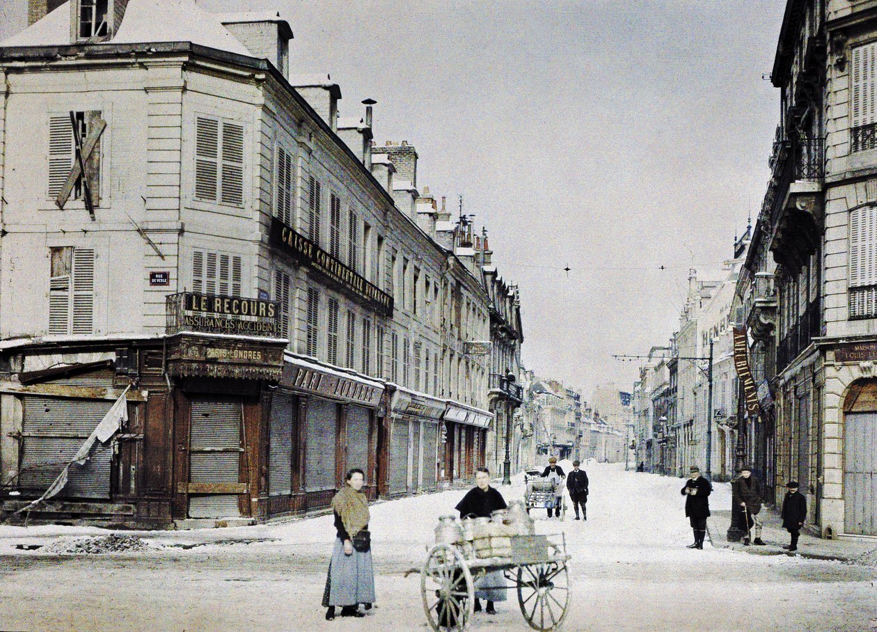 Eine Frau mit einem Wagen voller Milchkannen in der Rue de Vesle und ein Mann mit einem anderen Wagen hinter ihr in der Rue de Talleyrand, Reims, Frankreich, 3. März 1917 von Paul Castelnau