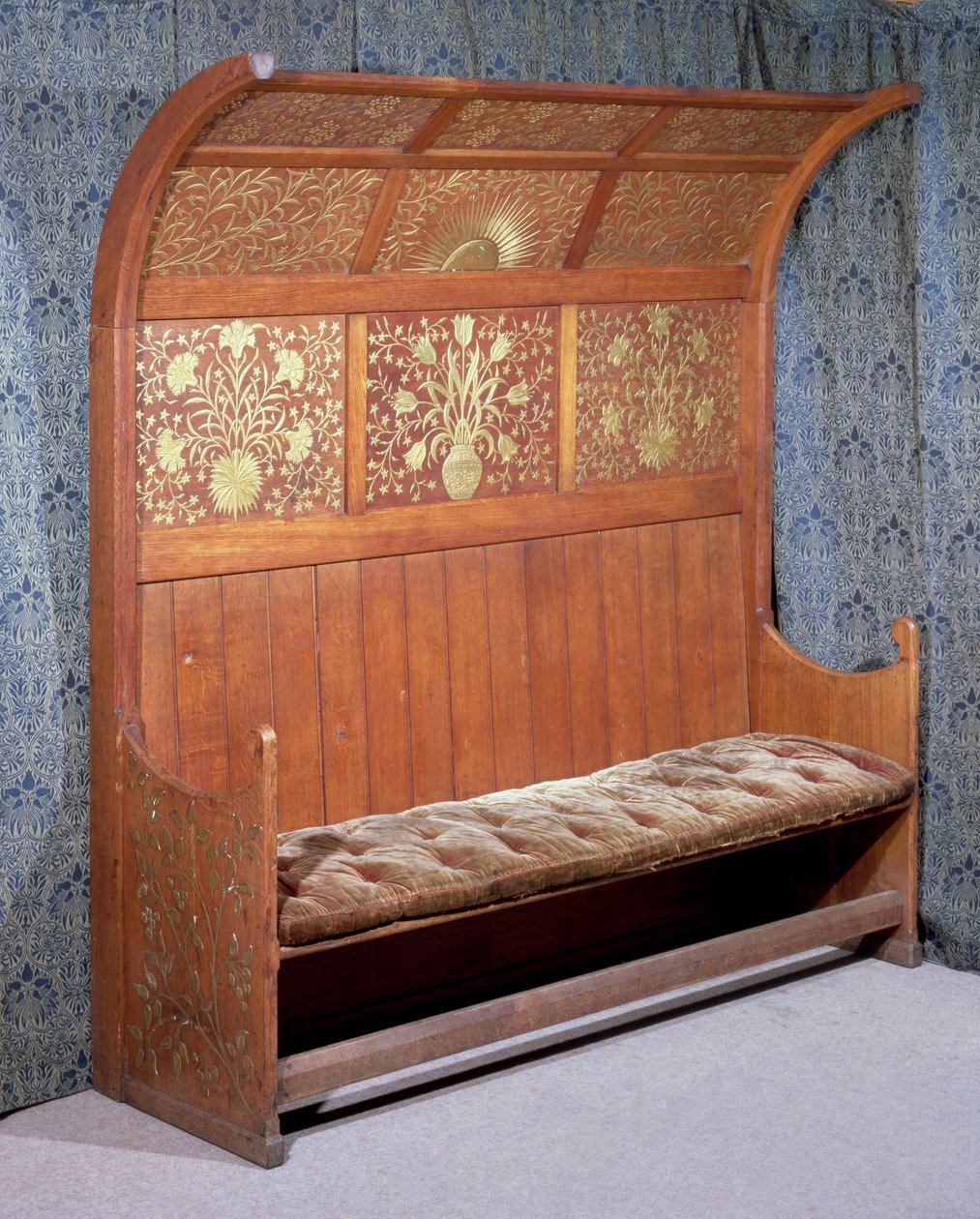 Sitzbank mit vergoldeter Gesso-Dekoration, hergestellt von Morris and Company, ca. 1865 von Philip Webb