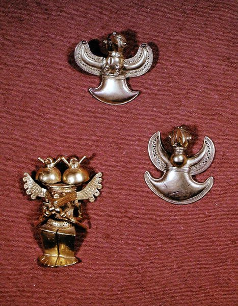 Zwei vogelartige Anhänger der Tairona-Kultur und eine anthropomorphe Figur der Quimbaya-Kultur (Gold) von Pre Columbian Pre Columbian