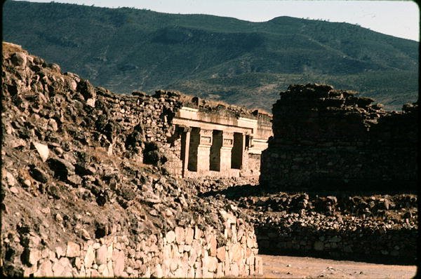 Ansicht von Mauern und einem Tempel Eingang von Pre Columbian Pre Columbian