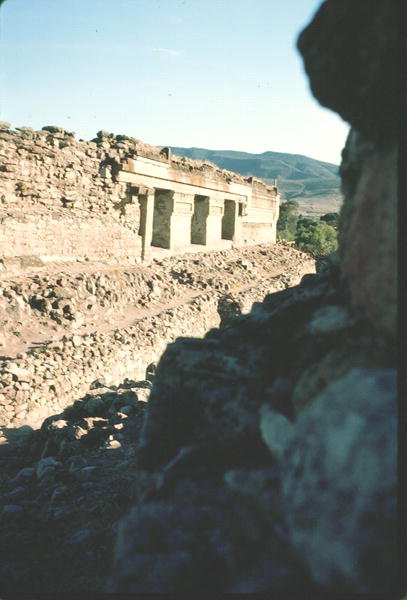 Ansicht von Mauern und einem Tempel Eingang von Pre Columbian Pre Columbian