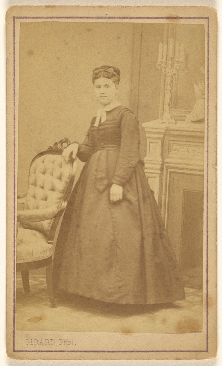 Unbekannte Frau, stehend von R. Girard