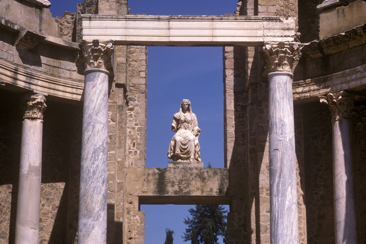 Eine Statue auf einem Sturz von Roman