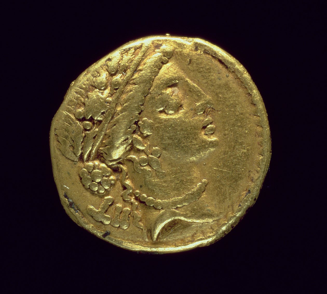 Aureus (Vorderseite) geprägt von Julius Caesar, zeigt einen weiblichen Kopf mit Eichenkranz und Diadem (Gold) von Roman