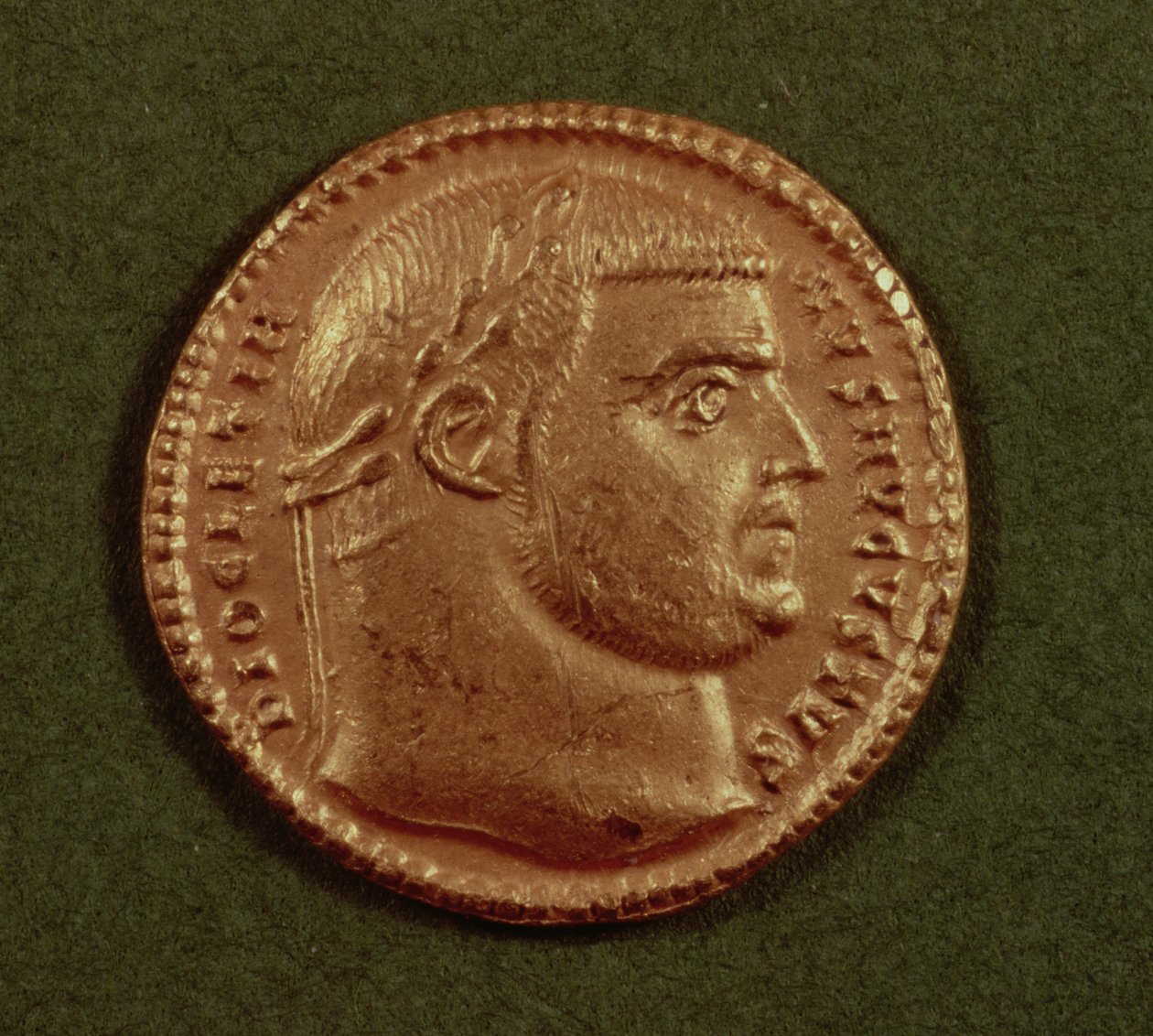 Aureus (Vorderseite) von Diokletian (284-305 n. Chr.) mit Lorbeerkranz. Inschrift: DIOCLETIANVS AVGVSTVS von Roman