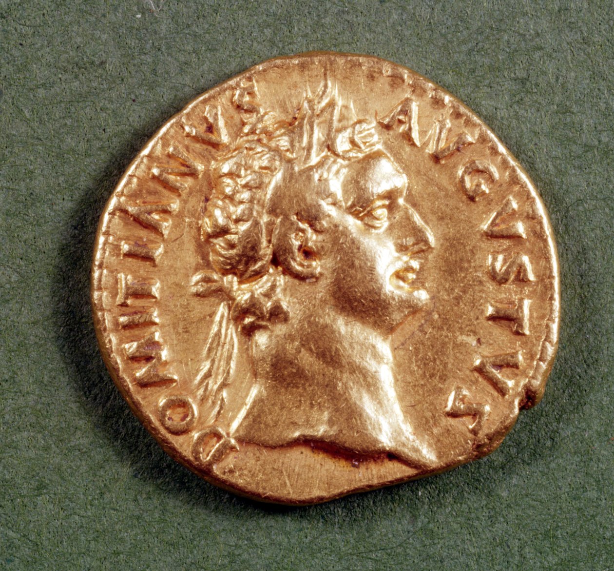 Aureus (Vorderseite) von Domitian (81-96 n. Chr.) mit Lorbeerkranz. Inschrift: DOMITIANVS AVGVSTVS von Roman
