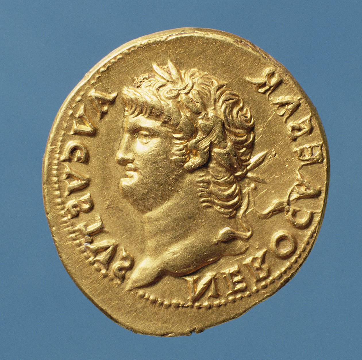 Aureus (Vorderseite) von Nero (54-68 n. Chr.) mit Lorbeerkranz. Inschrift: NERO CAESAR AVGVSVS von Roman
