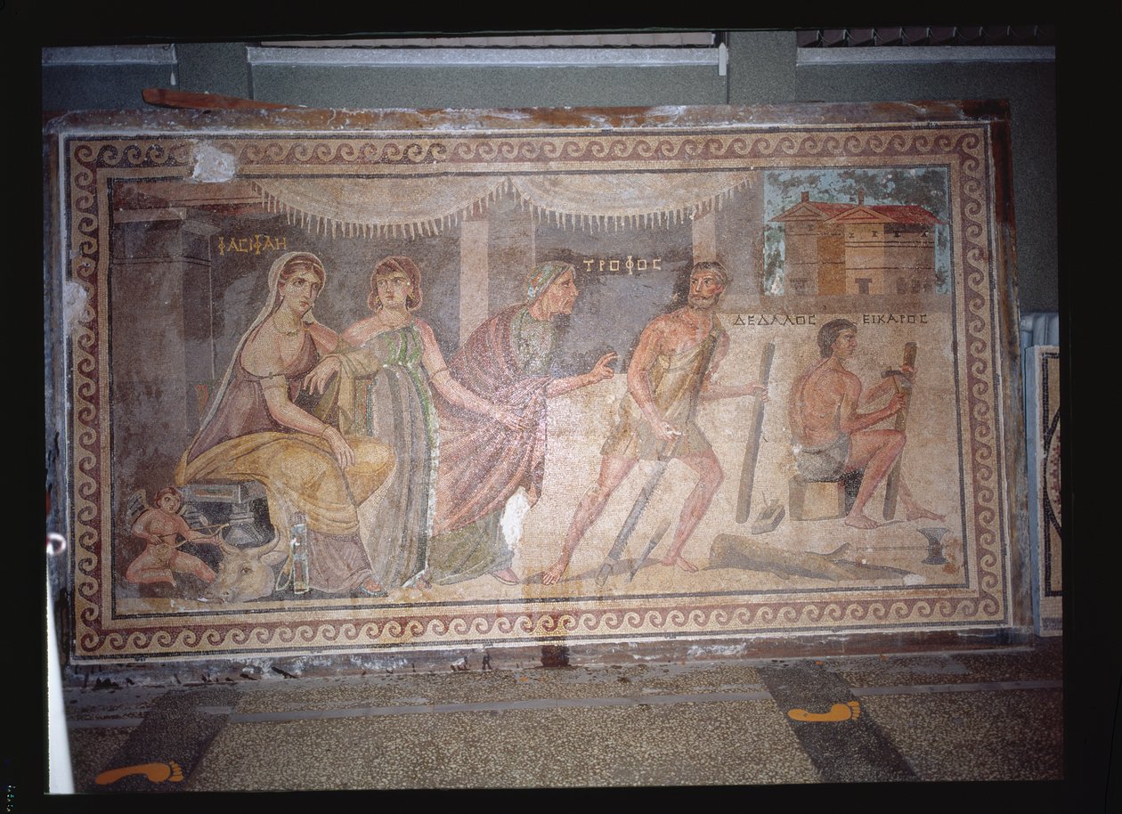 Boden, der die Herstellung einer hölzernen Kuh für Königin Pasiphae darstellt, aus Belkis (heute Zeugma), Türkei von Roman