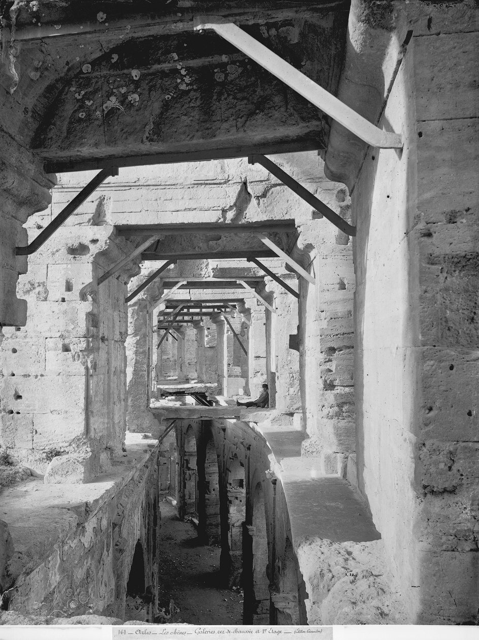 Galerien im Erdgeschoss und im ersten Stock des Amphitheaters von Roman