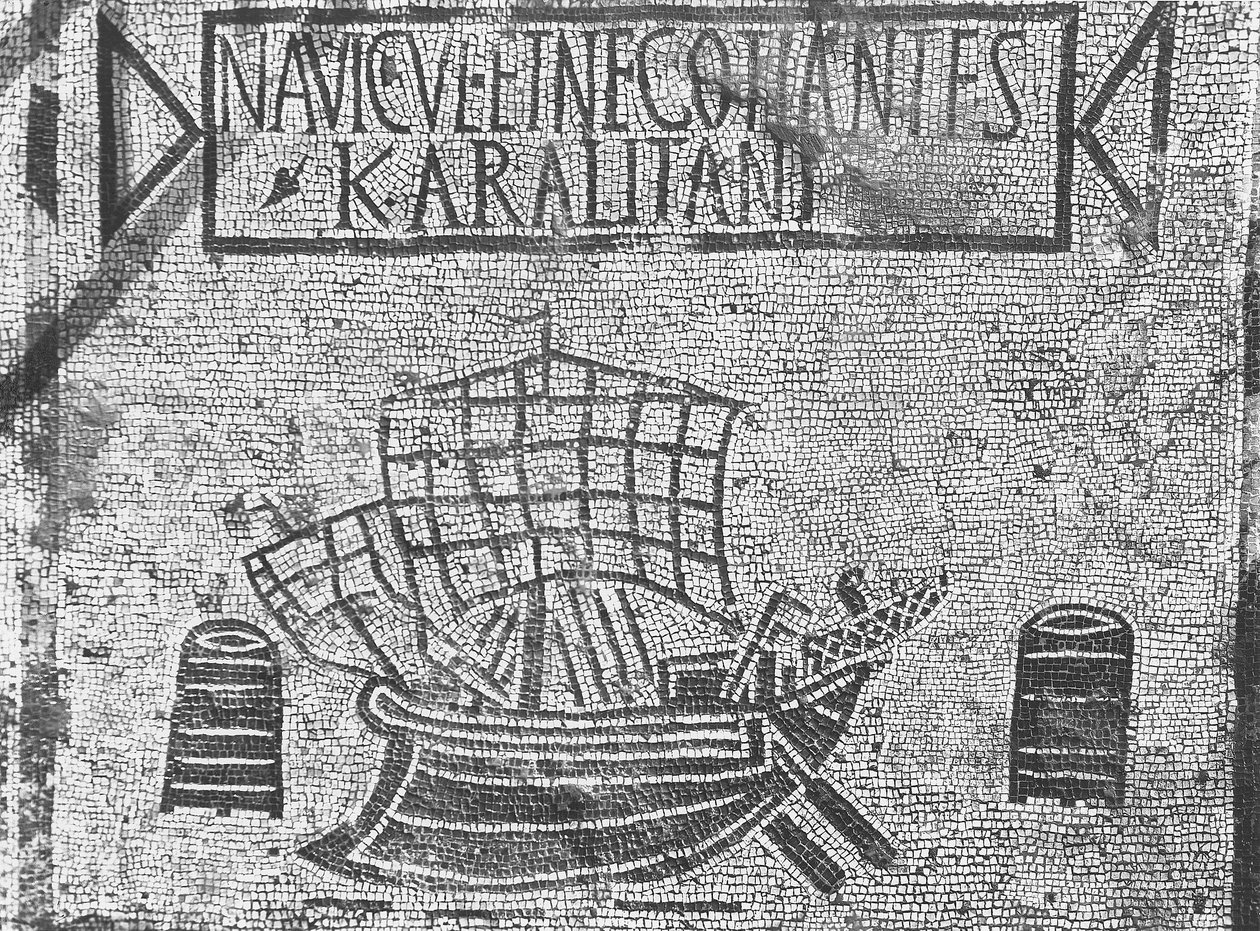 Pflasterdetail vom Piazzale dell Corporazioni, das eine nautische Szene darstellt (Mosaik) von Roman