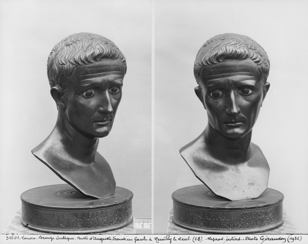 Zwei Ansichten einer Büste von Kaiser Augustus (63 v. Chr.-14 n. Chr.) (Bronze) von Roman