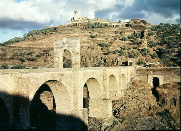 Blick auf die Alcantara-Brücke, erbaut ca. 105 n. Chr. von Roman