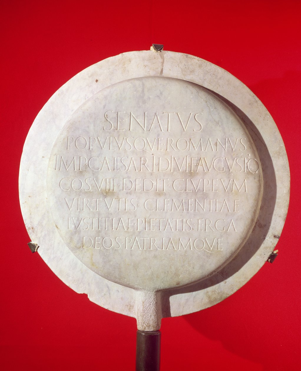 Votivschild zu Ehren von Augustus (63-14 v. Chr.) 26 v. Chr. von Roman