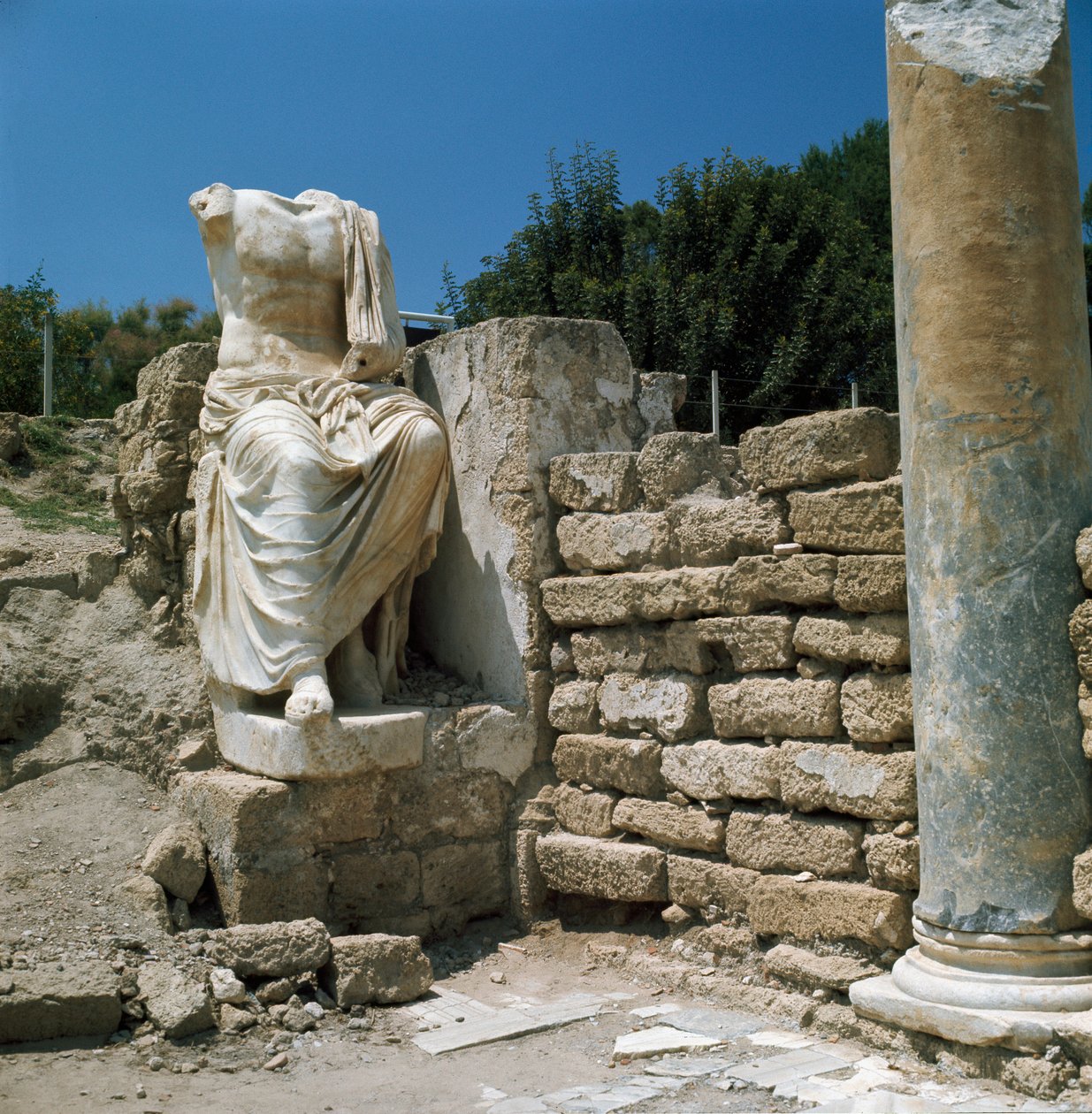 Statue und archäologische Überreste von Roman