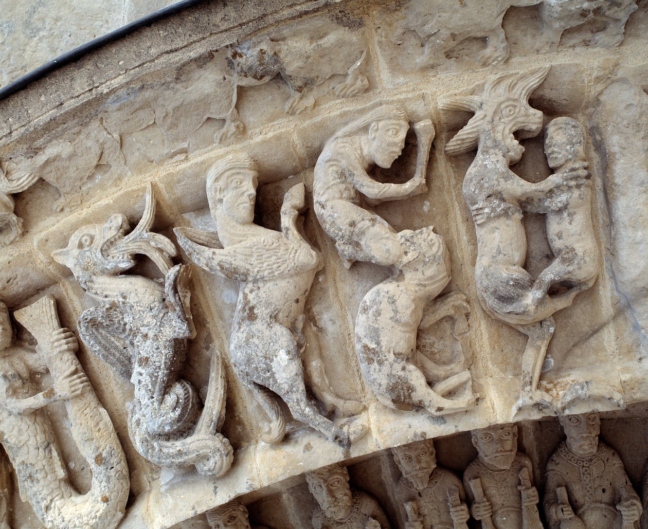 Detail der Skulpturen des Südportals von Romanesque