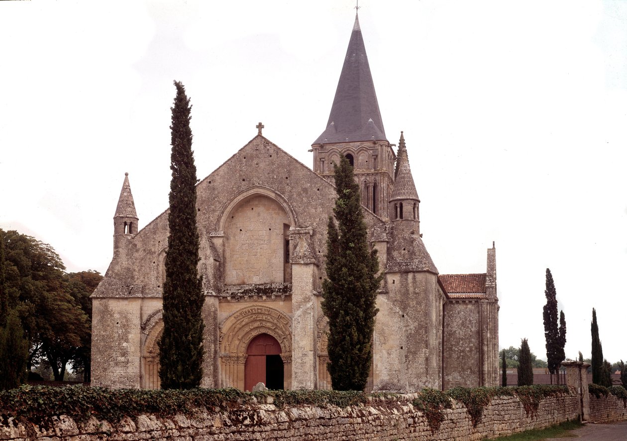 Romanische Architektur: Blick auf die Kirche von Aulnay von Romanesque