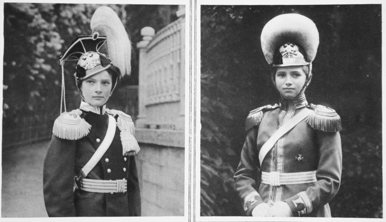 Oberst-in-Chief der russischen Ulanen: Die Großherzogin Tatiana und Oberst-in-Chief der russischen Pferdegrenadiere: Die Großherzogin Marie, aus The Illustrated War News von Russian Photographer