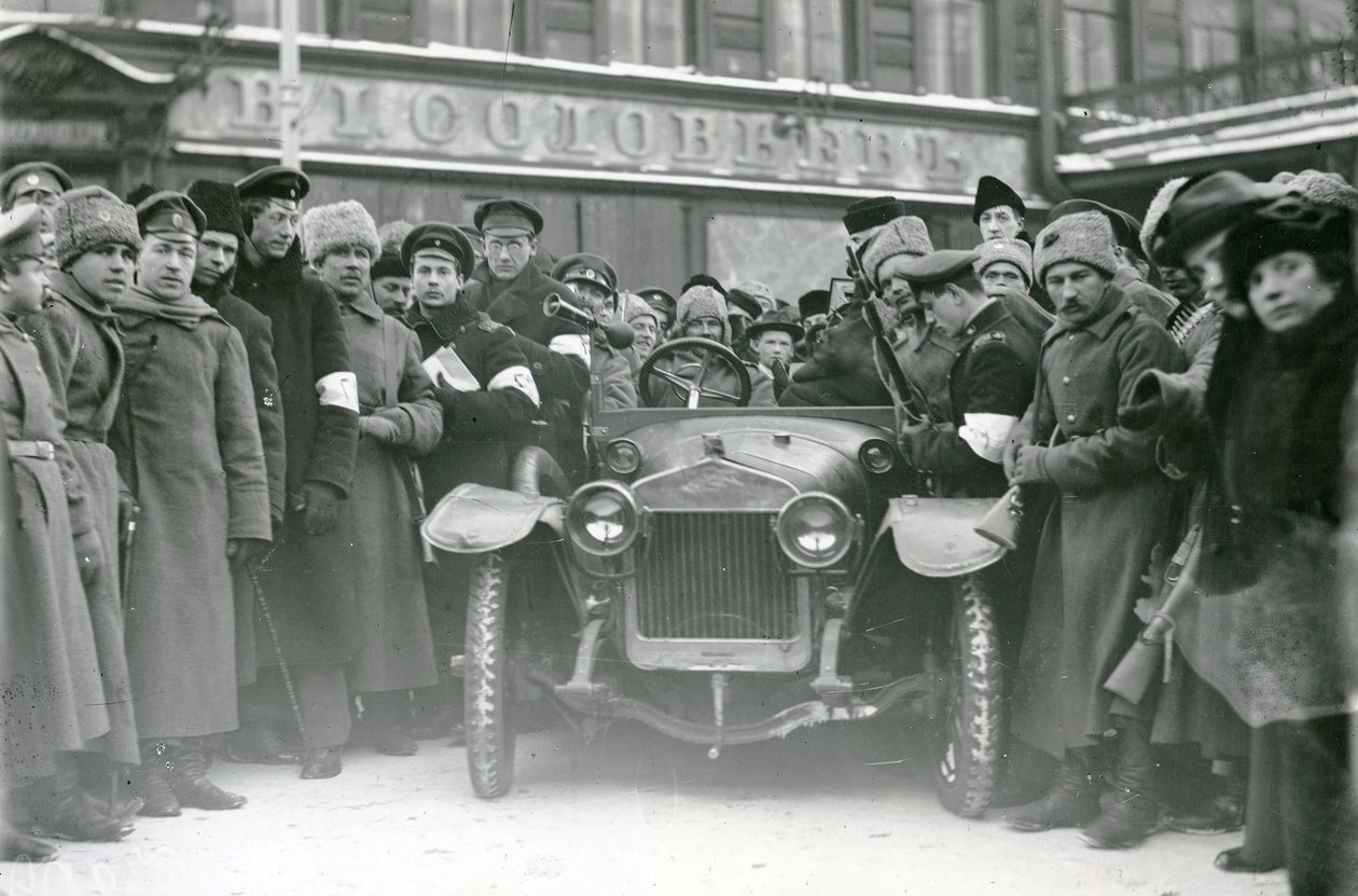 Dokumentenüberprüfung, St. Petersburg, Februar 1917 von Russian Photographer