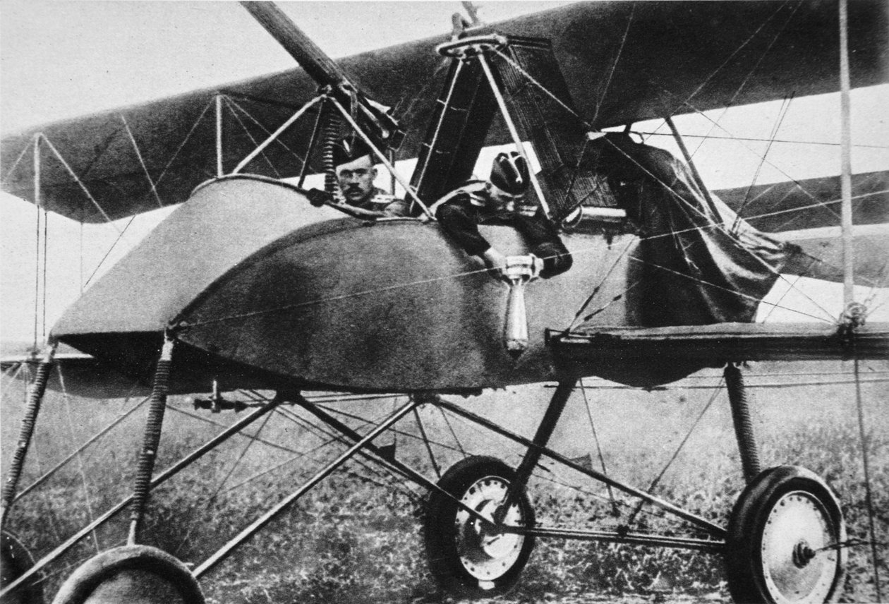 Eine Bombe befestigen vor dem Start, die Flieger unseres Verbündeten an der Ostfront, aus The Illustrated War News, 1916 von Russian Photographer