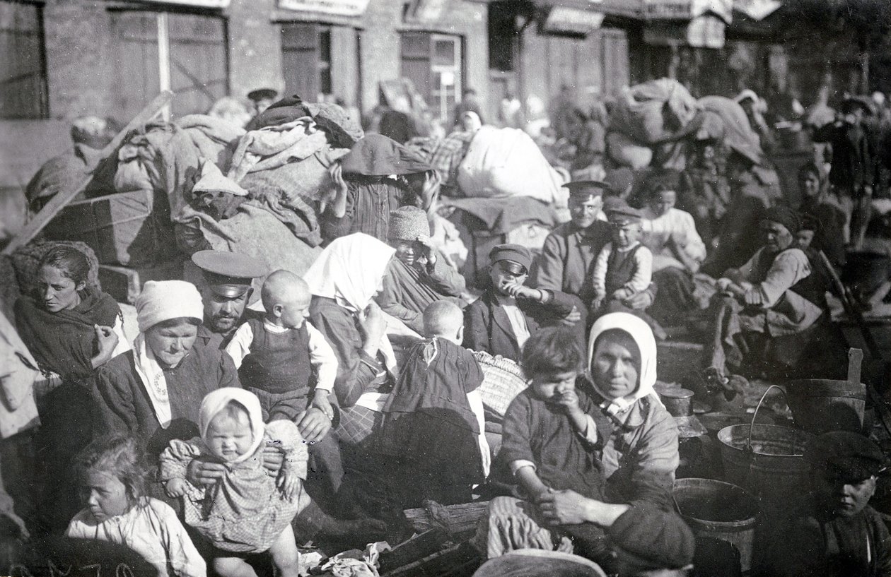 Flüchtlinge in St. Petersburg, 1915 von Russian Photographer