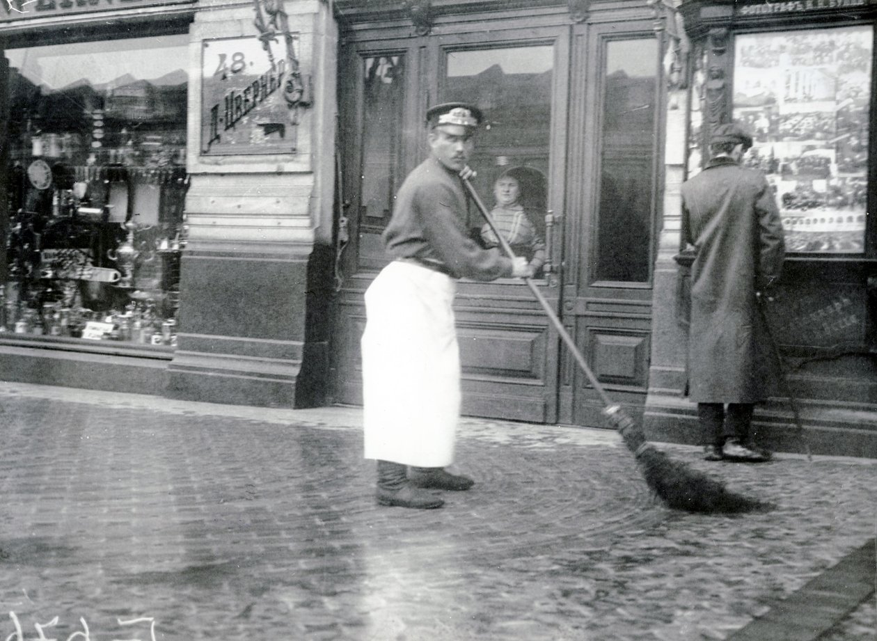 Straßenkehrer auf dem Newski-Prospekt, St. Petersburg, 1913 von Russian Photographer
