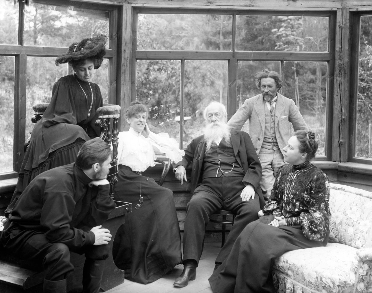 Wladimir Stassow ruht sich nach einer Sitzung mit Ilja Repin aus, mit Natalja Nordman-Severowa, Maxim Gorki und Maria Andrejewa, in Repins Datscha, August 1904 von Russian Photographer