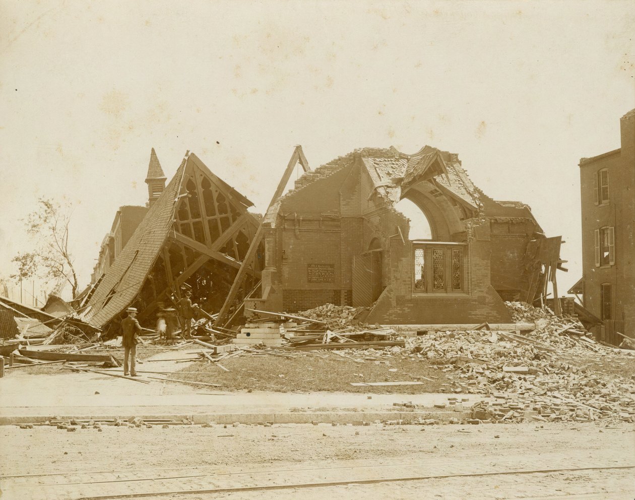 Schäden an der Mt. Cavalry Church durch den Tornado von 1896 in St. Louis von Samborsky