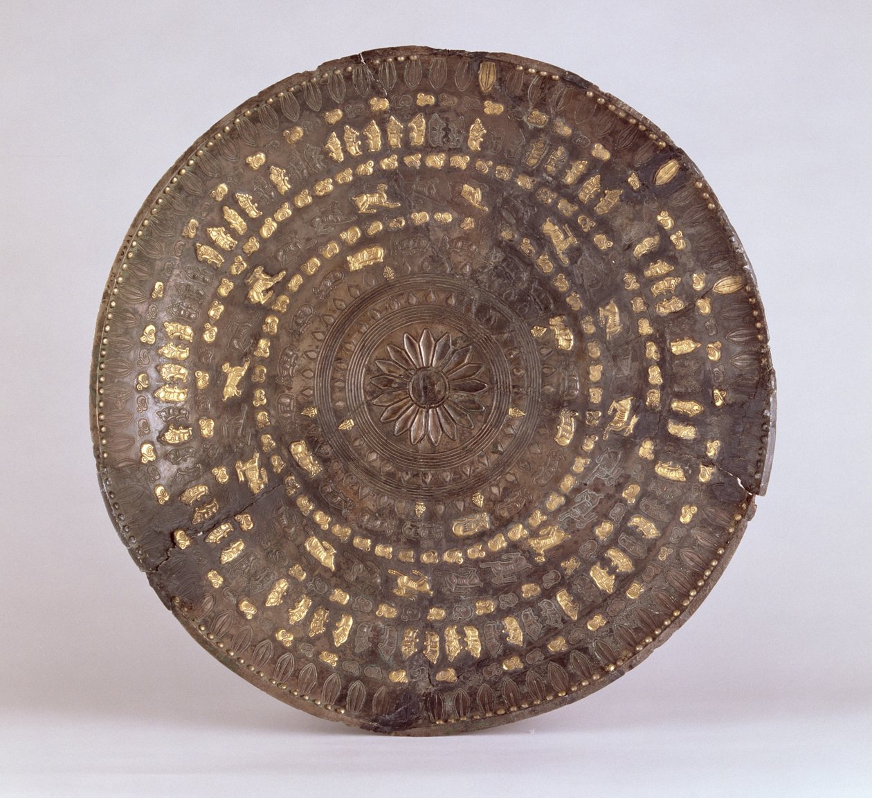 Schale mit zehn Kreisen skythischer Motive, aus Ziwiyeh, Iran, c.7. Jahrhundert v. Chr. (Silber mit Goldeinlage) von Scythian