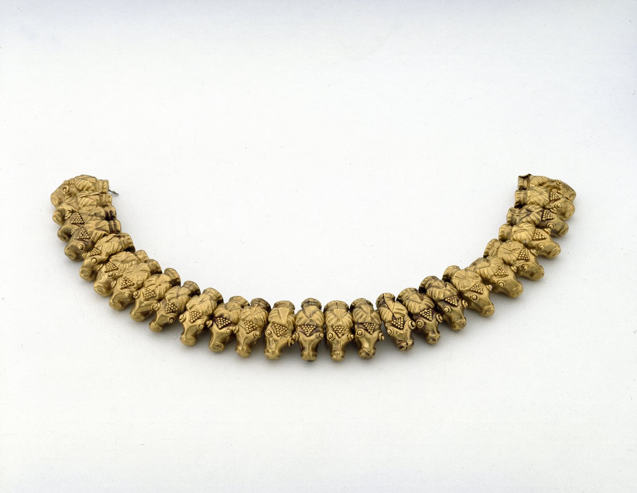 Halskette mit Widderköpfen, aus Grab II in Nymphaeum auf der Krim (Gold) von Scythian