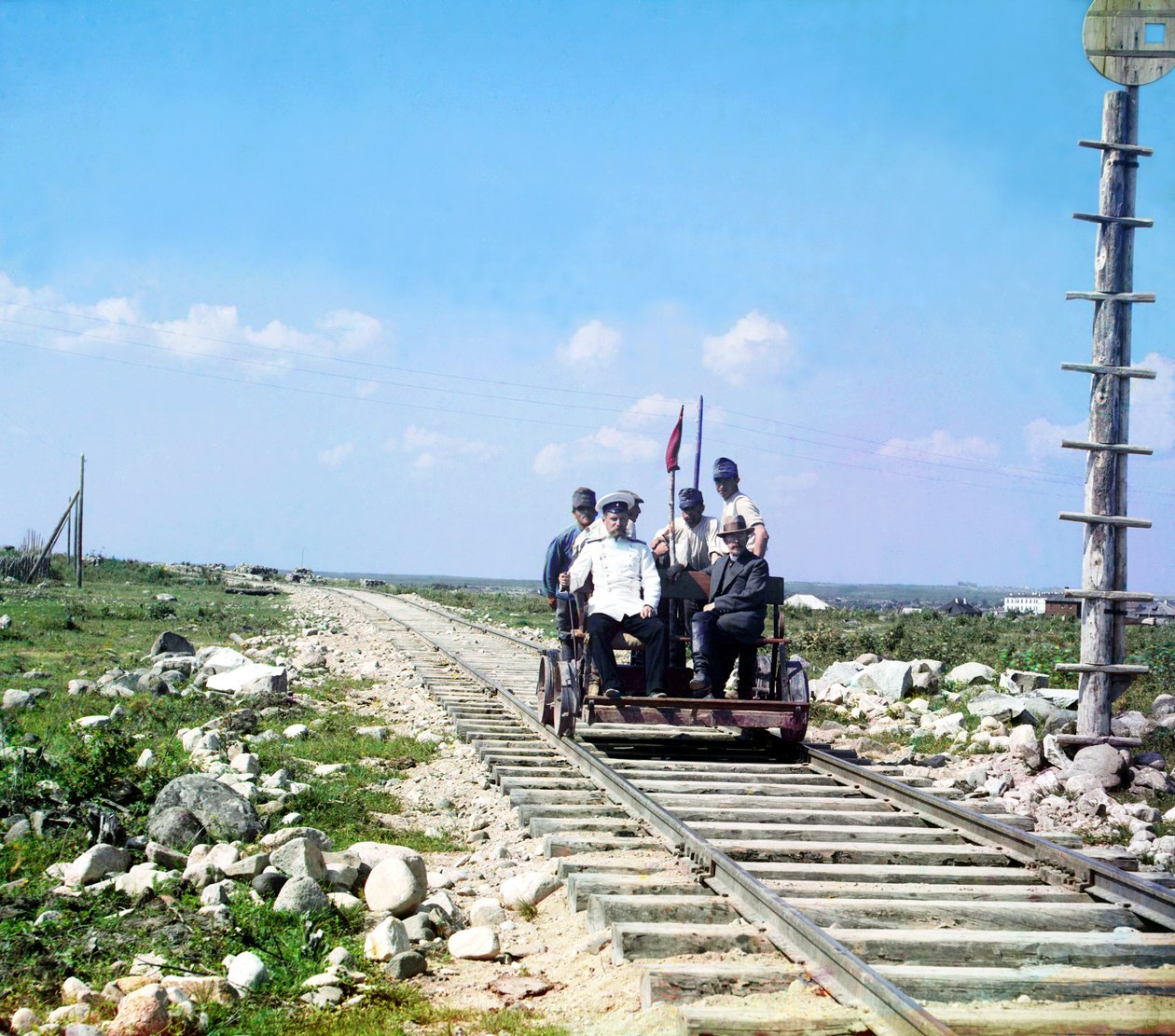 Der Fotograf Sergey Prokudin-Gorsky, ein Beamter und vier Eisenbahnarbeiter auf einer Handhebeldraisine außerhalb von Petrosawodsk an der Murmansk-Bahn, Russisches Reich, 1915 von Sergey Prokudin Gorsky