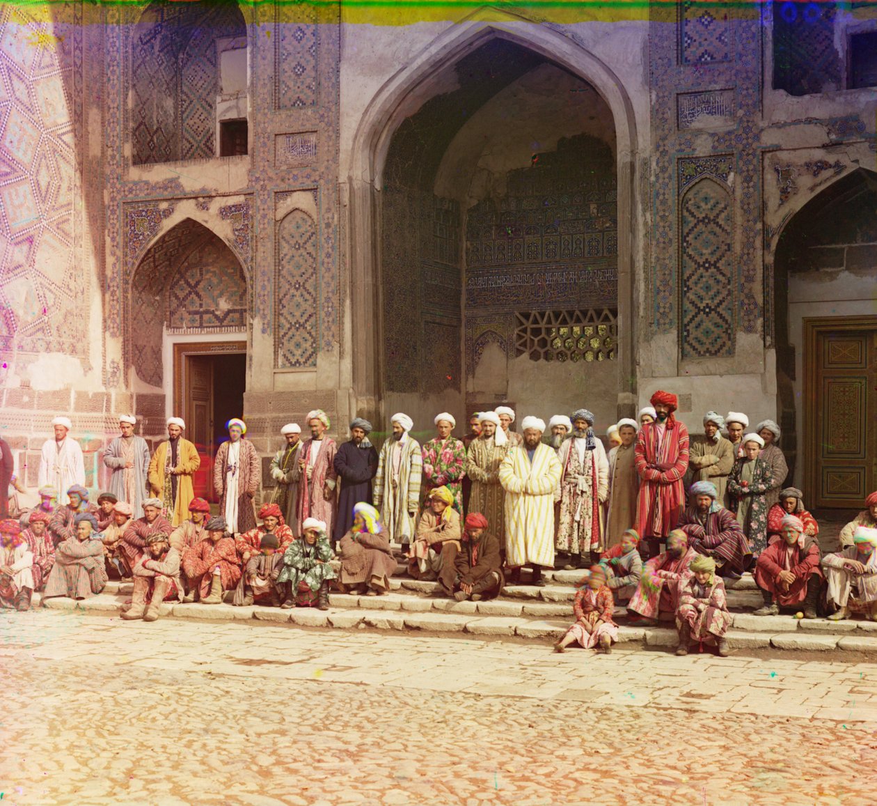 Auf den Stufen der Moschee in Samarkand, 1905-1915 von Sergey Prokudin Gorsky