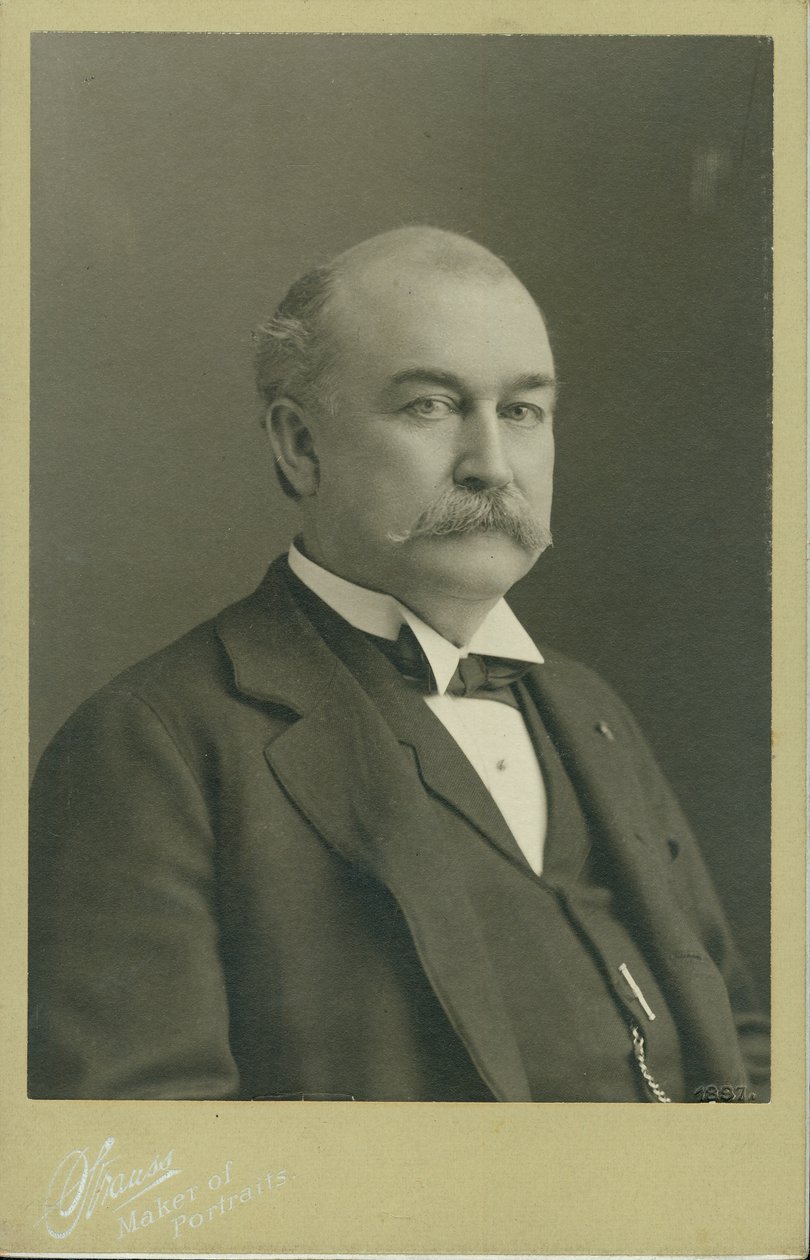 Büste von Horatio D. Wood im Anzug, Weste und Fliege, nach rechts gedreht von St. Louis Strauss
