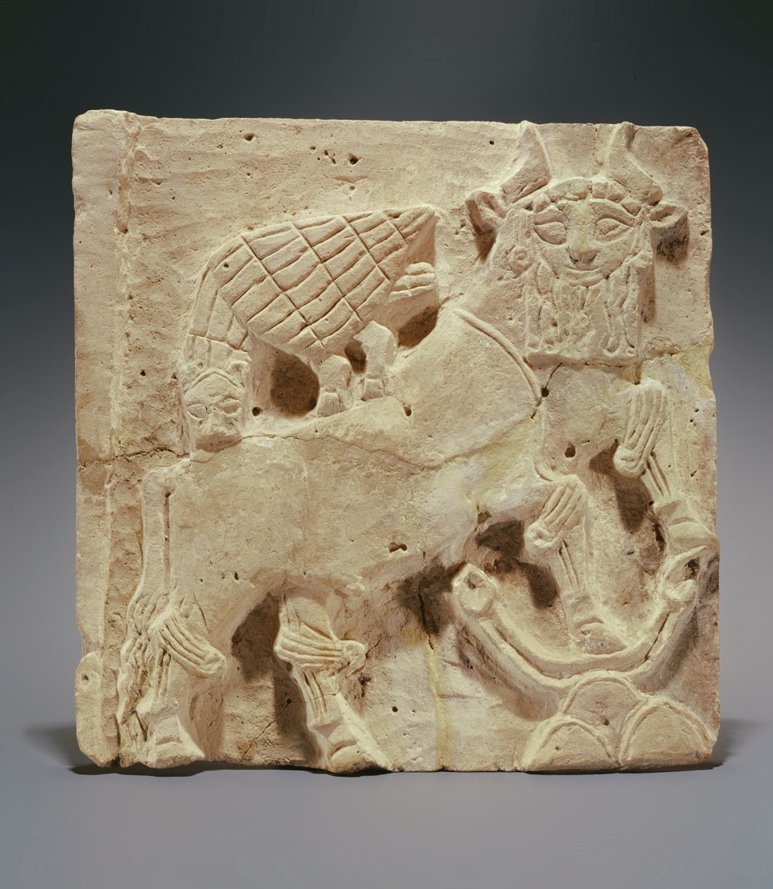 Plakette, die einen Löwen zeigt, der einen Stier angreift, aus dem Irak, ca. 2000 v. Chr. von Sumerian