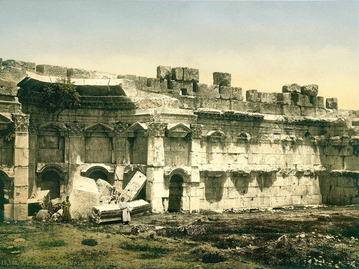 Teil des Geheges des Tempels des Jupiter, Baalbek, ca. 1880-1900 von Swiss Photographer