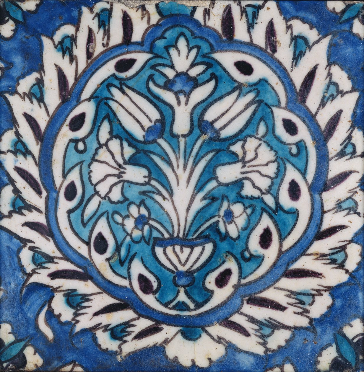Quadratische Fliese mit einer Vase mit Blumen in einem Medaillon von Syrian School
