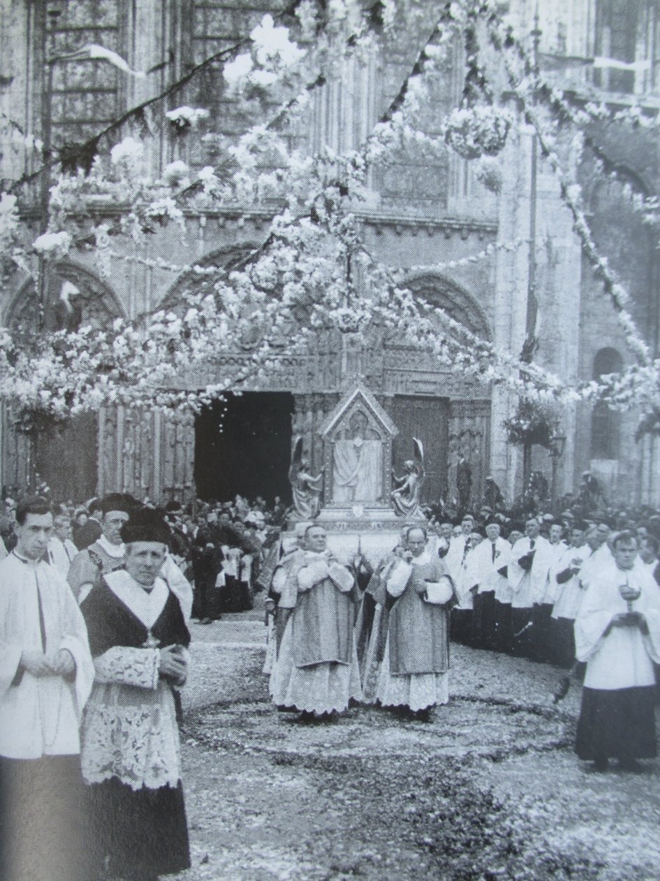 Prozession des Schleiers der Jungfrau vor dem Königlichen Portal der Kathedrale Notre-Dame de Chartres von Thomon