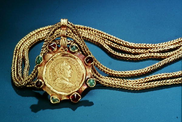 Münze aus der Regierungszeit von Caracalla auf einem Anhänger montiert von Thracian