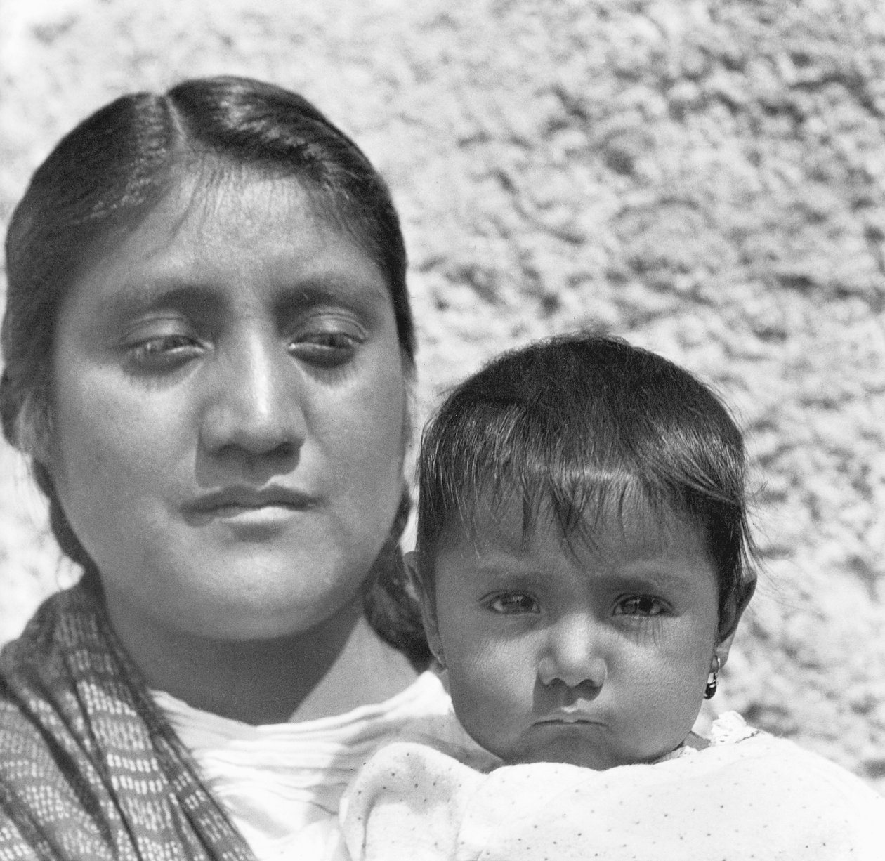 Eine aztekische Mutter (Conchita mit ihrer Mutter Luz Jimenez, Dienstmädchen der Familie Salas und Modell für Jean Charlot und Diego Rivera), Mexiko-Stadt, 1926 von Tina Modotti