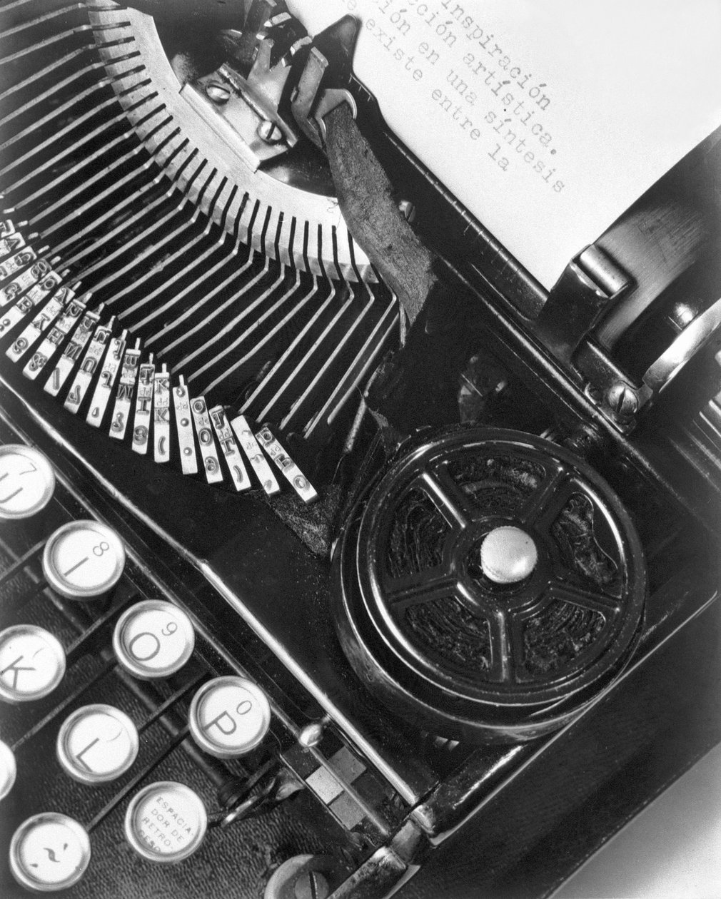 La Tecnica - die Schreibmaschine von Julio Antonio Mella, Mexiko-Stadt, 1928 von Tina Modotti