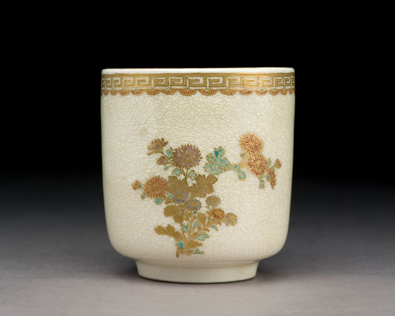 Tasse mit Chrysanthemen, Kumamoto-Keramik, Meiji-Ära, ca. 1900 von Tokozan