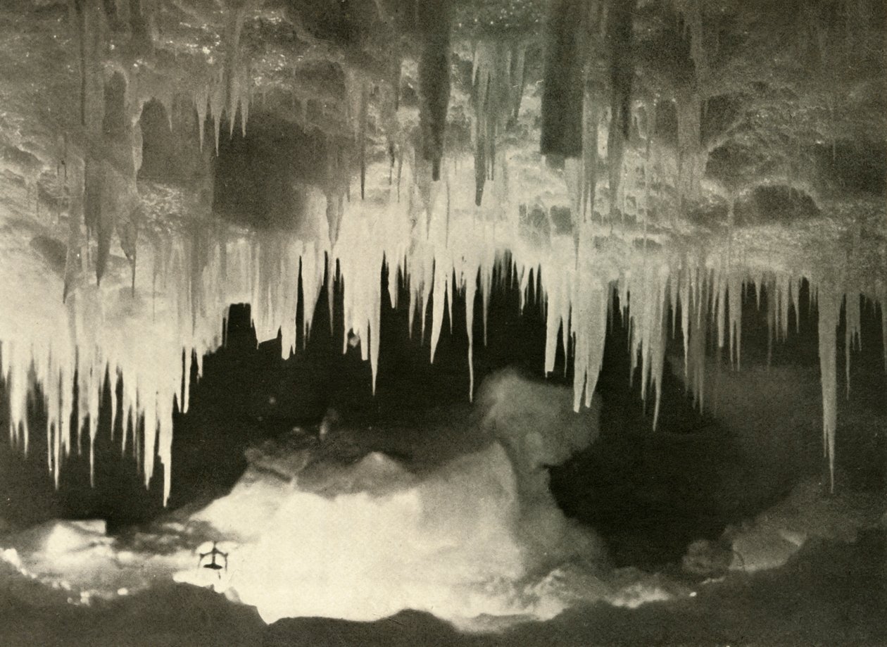 Eine Eishöhle im Winter, um 1908, 1909 von Unbekannt