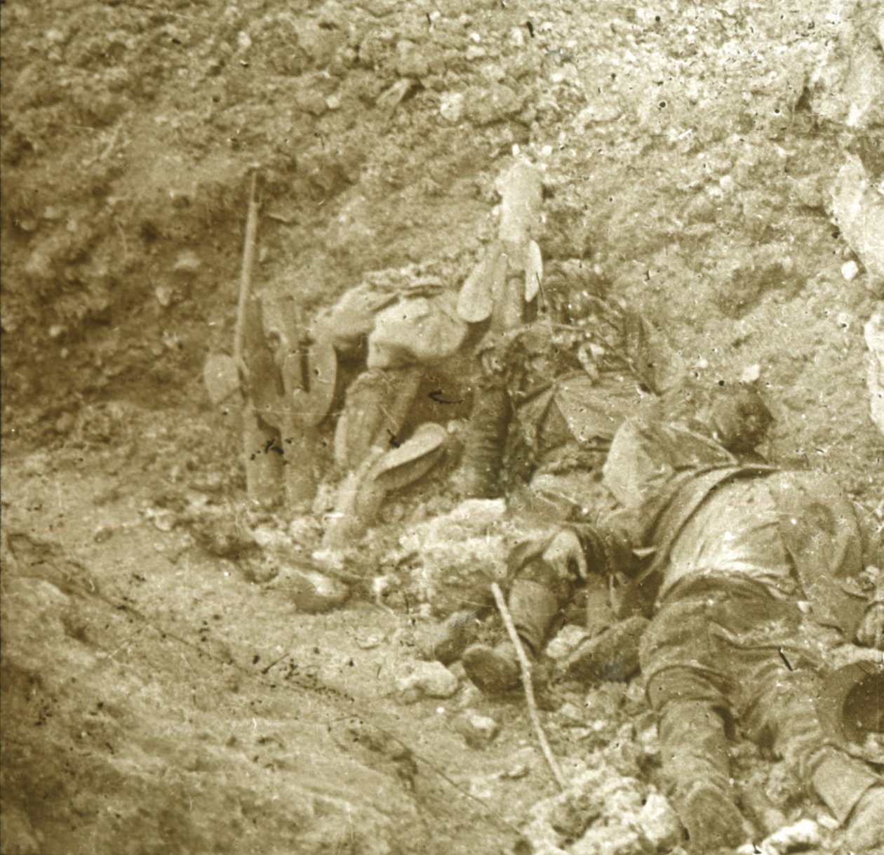 Leiche eines toten Soldaten, ca. 1914-1918 von Unbekannt
