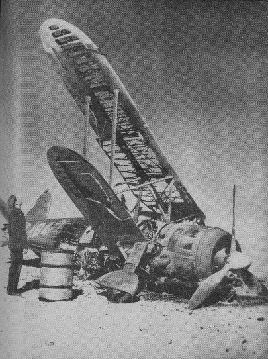 Abgestürzt auf dem Friedhof der Regia Aeronautica, 1941 von Unbekannt
