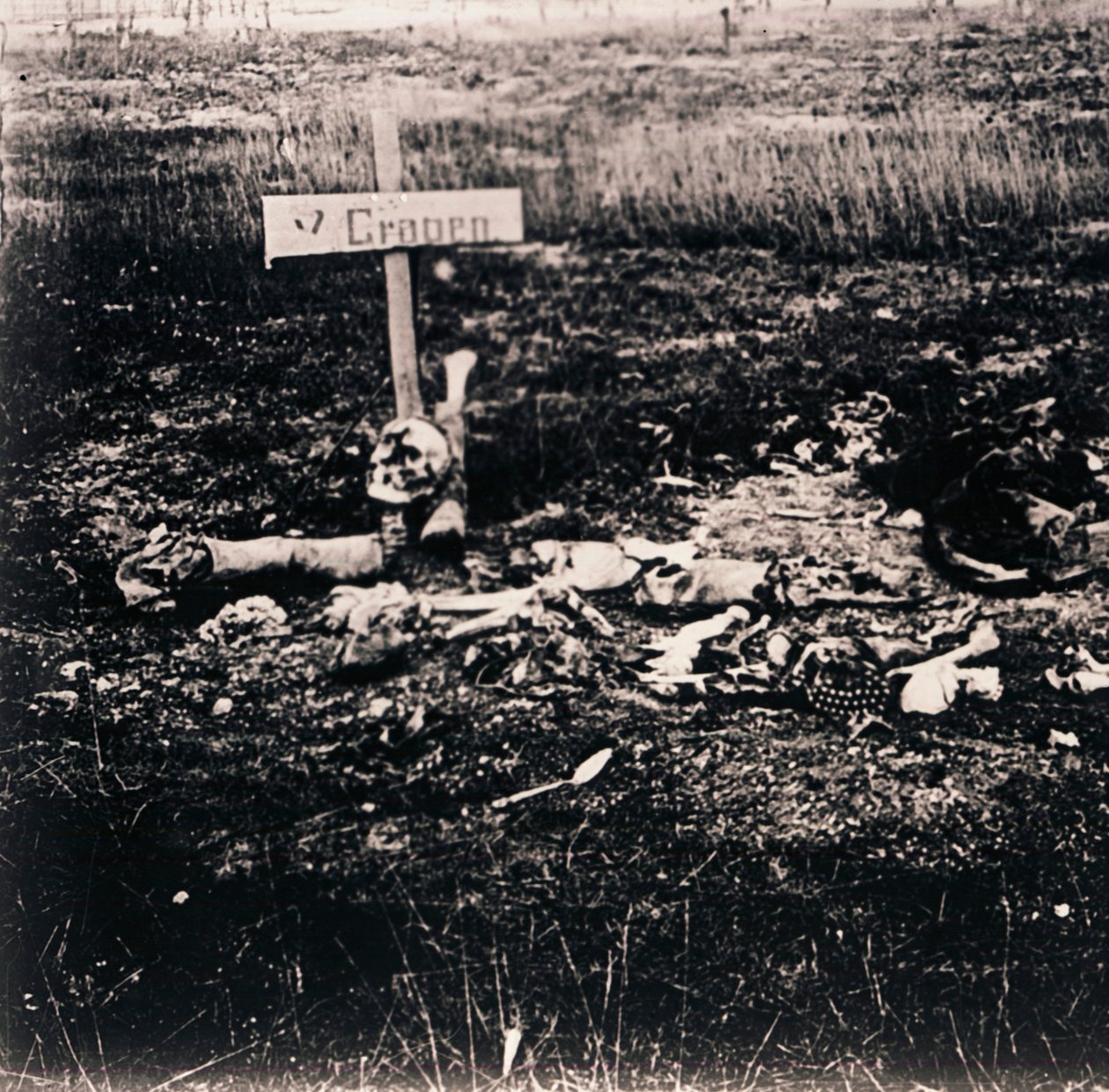 Kreuz und menschliche Überreste, ca. 1914-1918 von Unbekannt